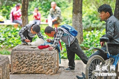 学校不供午餐昆明部分学生趴公园石凳吃午餐