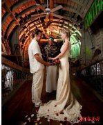  英夫妇环游世界举办52次异国婚礼 