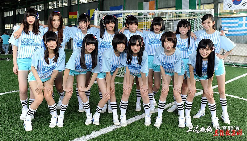  上海美少女组合变足球宝贝 镜头前变萌妹子 
