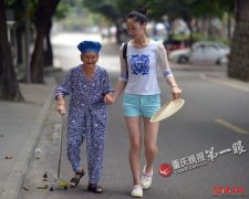  90后美女带着88岁外婆上班 