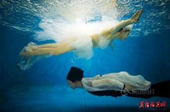  上海情侣拍摄水下唯美婚纱照 