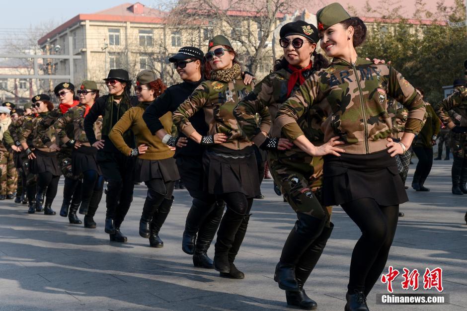 北京广场舞升级 大妈齐跳水兵舞(2)