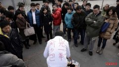  为救子爸爸站街当人肉沙包 儿子生命只剩一个月 