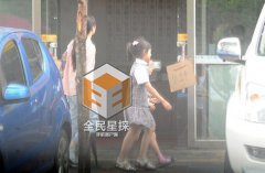  43岁陶虹素颜出街疲态尽显 携女吃饭玩自拍 