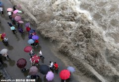  台风助力钱塘江大潮 巨浪滔天人仰马翻 