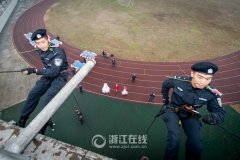  全副武装110式求婚 特警让新娘感动落泪 