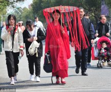  上海樱花节玩“穿越” 古装汉服秀个性 