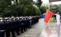  卸下肩章领花说再见 退伍老兵告别战友泪洒当场 