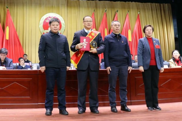 安发高益槐教授荣获“中国食用菌之都”终身成就奖