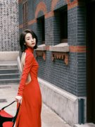  刘雅瑟露背红色长裙造型亮眼 酷拽优雅一键切换 