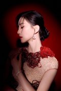  刘诗诗身穿长裙红玫瑰点缀 举止温柔优雅热烈惊艳 