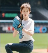  林志玲担任棒球比赛开球手 白T恤配牛仔裤又美又飒 