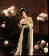  陈都灵穿淡色古风长裙温婉优雅 老式妆造美如画中人 