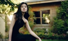  李兰迪穿黑色修身长裙秀完美腰线 大波浪造型成熟撩人 