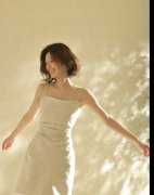  赵露思沐浴阳光状态享受 看向镜头表情俏皮 