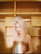  单依纯身穿白色长裙清纯甜美 一头黑色长发文艺清冷 