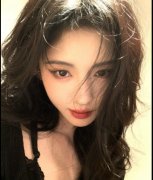  鞠婧祎穿黑色修身上衣魅惑撩人 怼脸自拍又酷又飒 