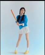  关晓彤蓝衣白裙造型青春元气！化身棒球少女活力十足 