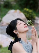  杨紫一袭浅蓝色长裙温柔似水 手捧小花轻嗅灵动优雅 