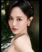  嫣穿亮片裙甜美亮相 被裙子勒得动不了 