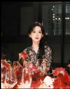  孟子义穿法式衬衫气质温婉 坐在鲜花后好似公主 
